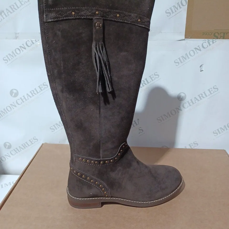 BOXED JOE BROWNS WANDERER STUDDED BOOTS - UK 4