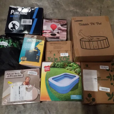 PALLET CONTAINING ASSORTED GARDEN HOSES & INFLATABLES 