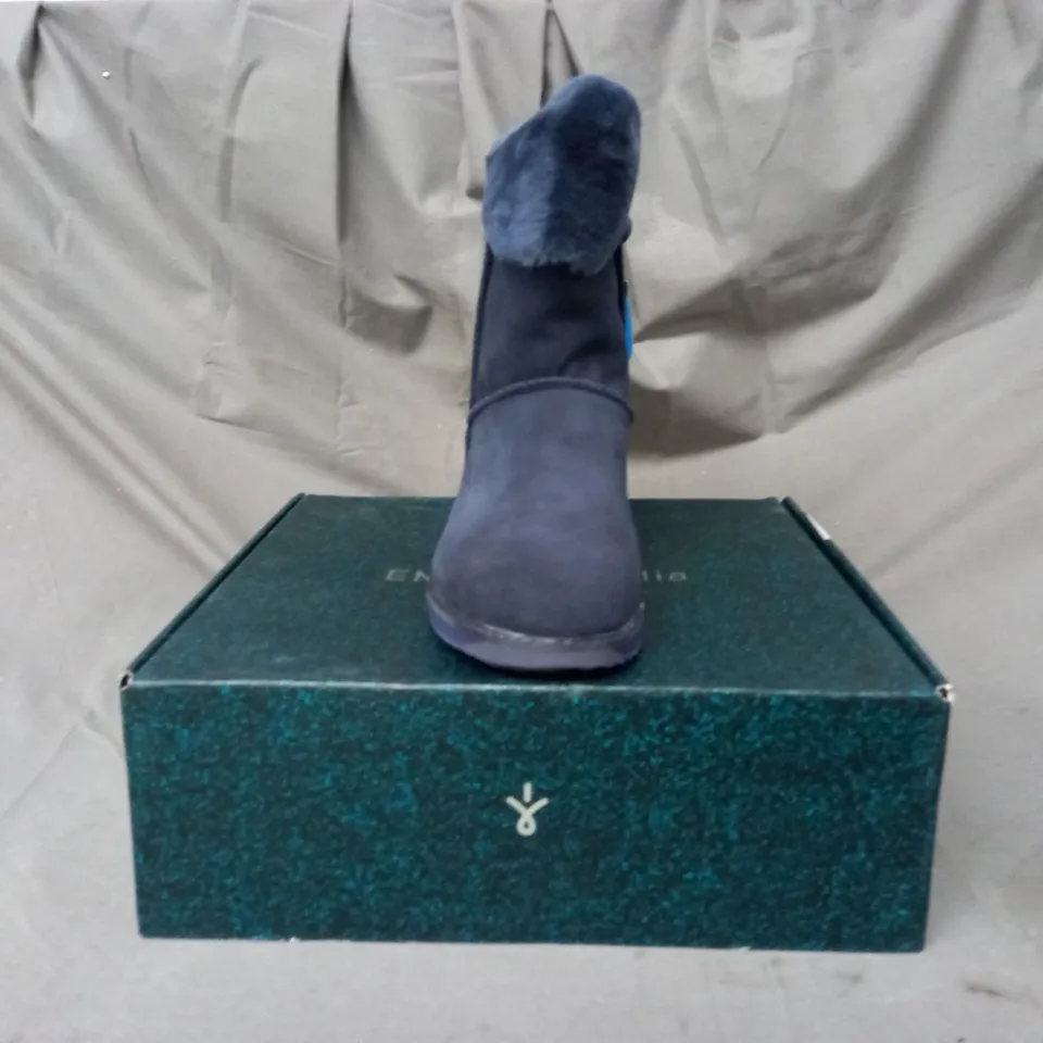 BOXED PAIR OF EMU AUSTRALIA BOOTS IN MIDNIGHT SIZE 9