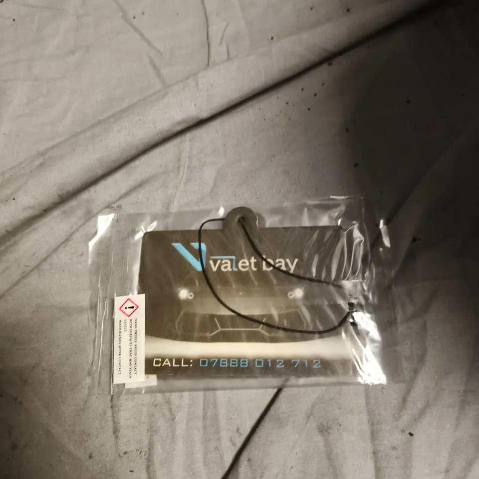 BOX OF APPROXIMATELY 50 VALET BAY CAR AIR FRESHENERS