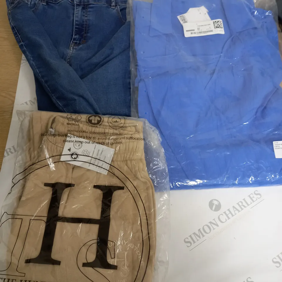 LOT OF ASSORTED CLOTHING ITEMS AND ACCESSORIES TO INCLUDE; T-SHIRTS, JUMPERS ETC
