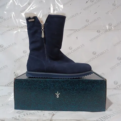 BOXED PAIR OF EMU AUSTRALIA "GRAVELLY" LEATHER BOOTS - UK SIZE 7, MIDNIGHT