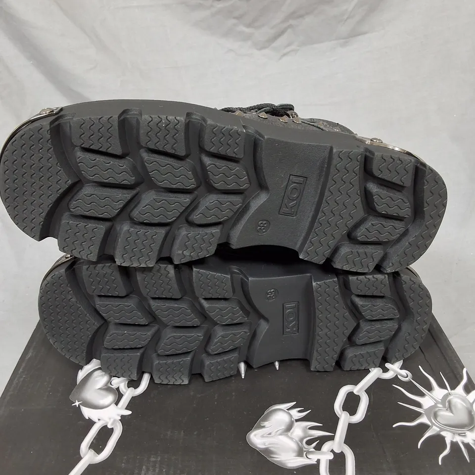 BOXED KOI DRAGON HARDWARE BLACK SHOES - UK 5