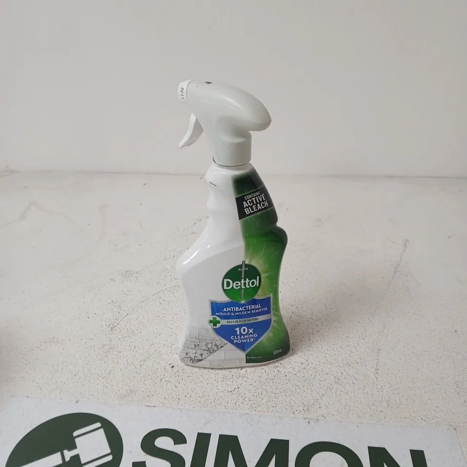 APPROXIMATELY 12 ASSORTED HOUSEHOLD LIQUIDS INCLUDING DETTOL SPRAY , DOMESTOS THICK BLEACH AND COMFORT FRESH SCENT BOOSTER
