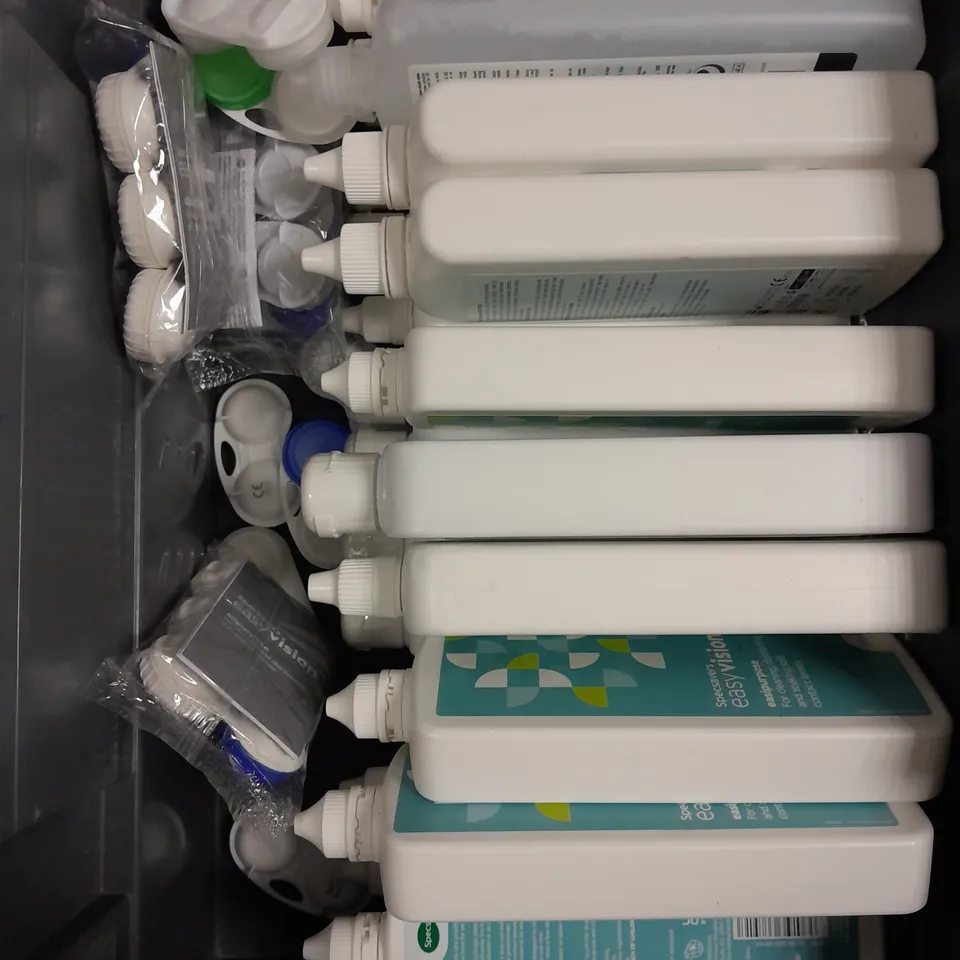 APPROXIMATELY 25 ASSORTED CONTACT LENS ACCESSORIES TO INCLUDE CASES & SOLUTION 