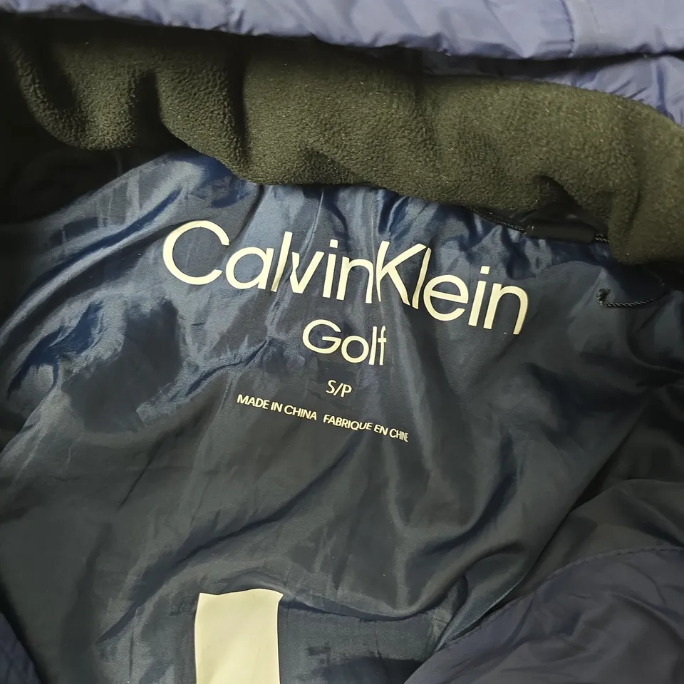 CALVIN KLEIN GOLF NAVY QUILTED HOODED PUFFER JACKET – UK SMALL (S/P)