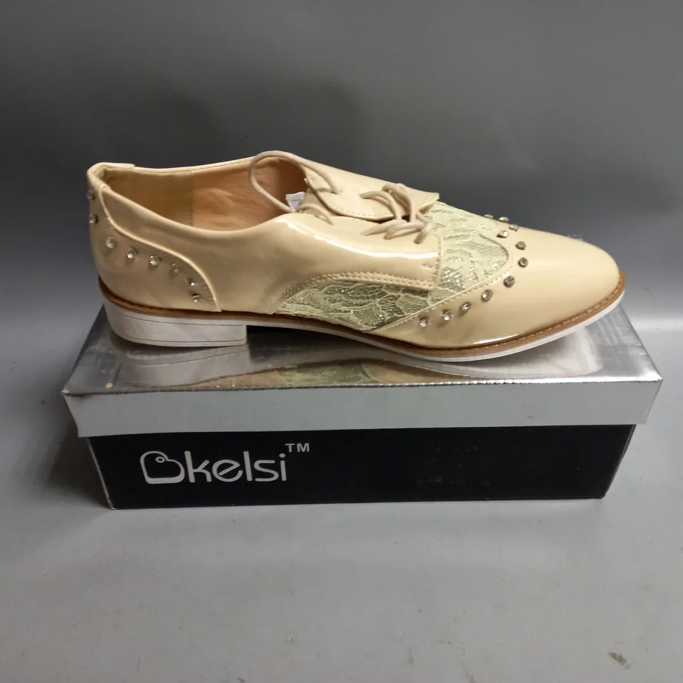 BOXED KELSI LADIES FLAT BEIGE BROGUES WITH LACE AND DIAMANTE DETAIL. SIZE 8