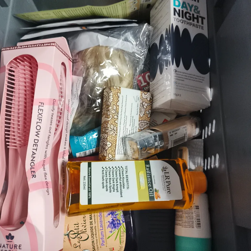 APPROXIMATEY 20 ASSORTED HEALTH AND BEAUTY PRODUCTS TO INCLUDE - BAREMINERALS TINTED MOISTURISER - MAKE WAVES ANTIPERSPIRANT REFILLS - GROW GORGEOUS DEFENCE CONDITIONER - ETC