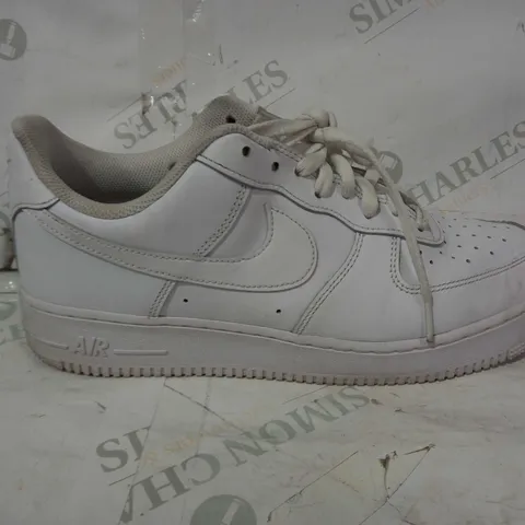BOXED PAIR OF NIKE AIR FORCE 1 SHOES IN WHITE UK SIZE 10