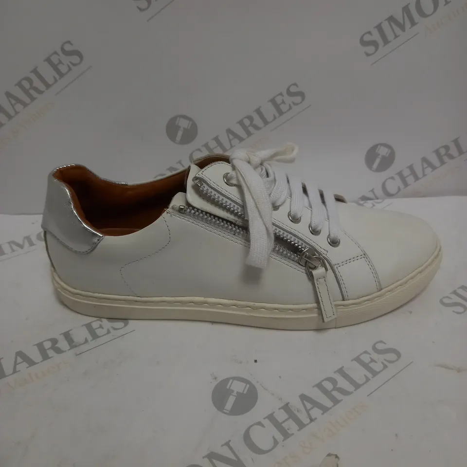 BOXED PAIR OF MAISON DE NIMES LEATHER ZIP SIDE TRAINERS IN WHITE - SIZE 5