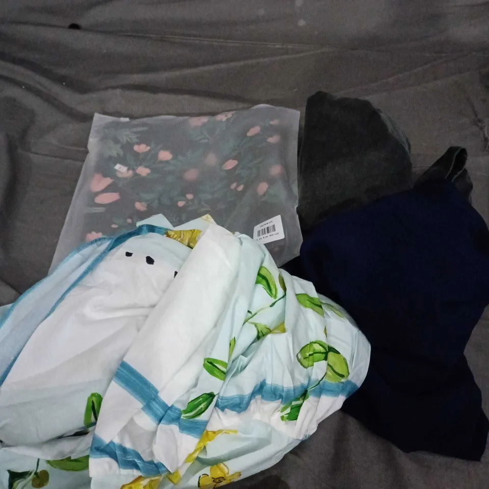 APPROXIMATELY 25 ASSORTED CLOTHING AND FASHION PRODUCTS IN VARIOUS STYLES AND SIZES - COLLECTION ONLY