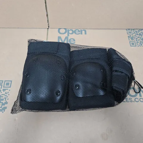 APPROXIMATELY 15 PAIRS OF KNEE PADS IN BLACK