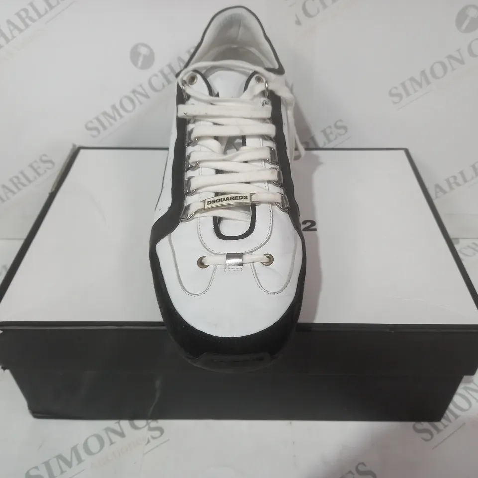 BOXED PAIR OF DSQUARED2 LAACE UP LOW TOP SNEAKERS IN WHITE/BLACK EU SIZE 45