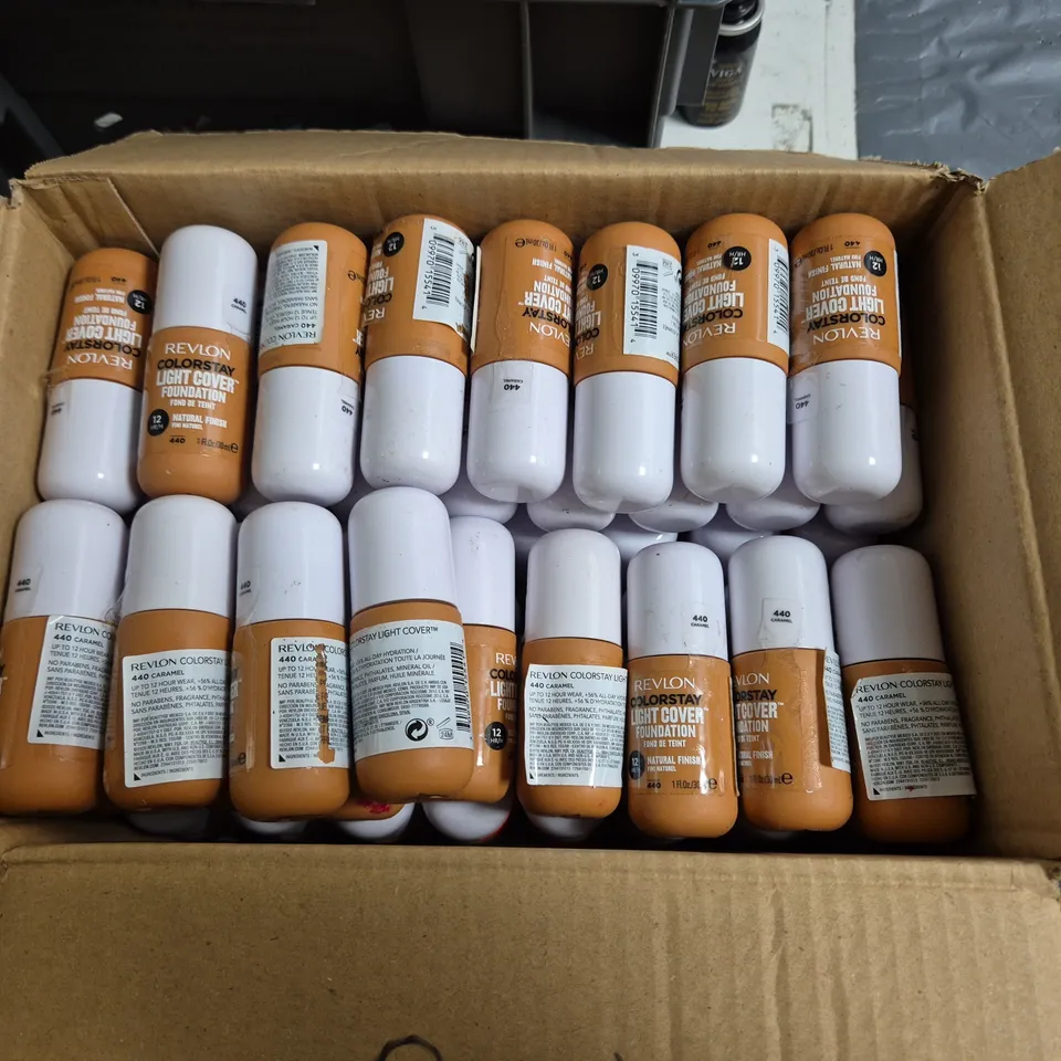 LOT OF APPROXIMATELY 55 REVLON COLOURSTAY LIGHT COVER 30ML FOUNDATIONS - 440 CARAMEL
