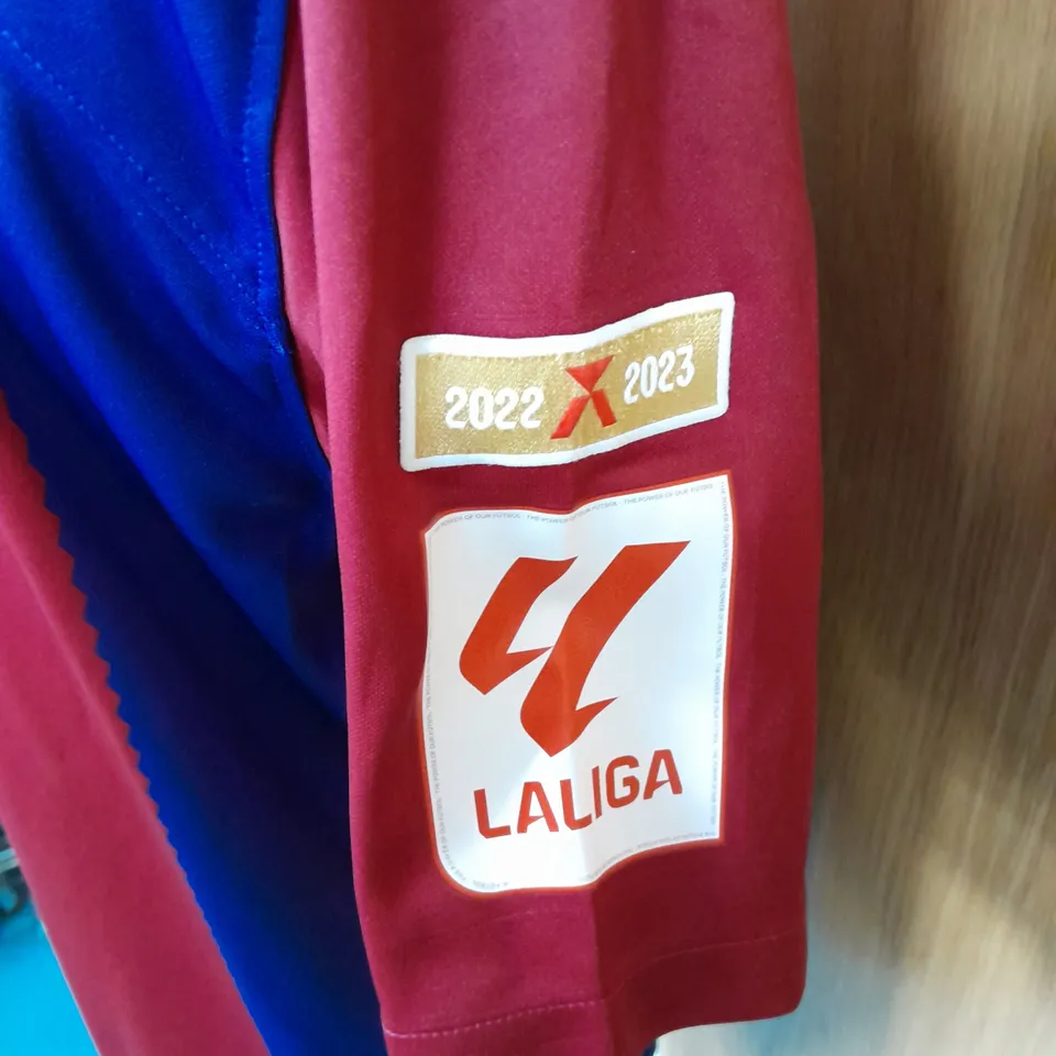 NIKE X FCB X ROLLING STONES OFFICIAL FOOTBALL SHIRT IN BLUE AND BURGUNDY SIZE M