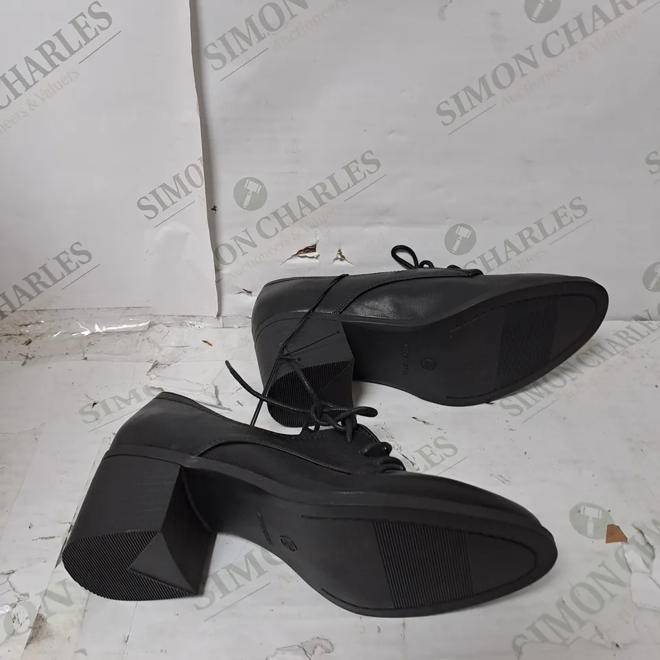 APPROXIMATELY 10 PAIRS OF GEORGE FABULOUS FOOTWEAR BLOCK HEEL SUIT SHOE IN BLACK 
