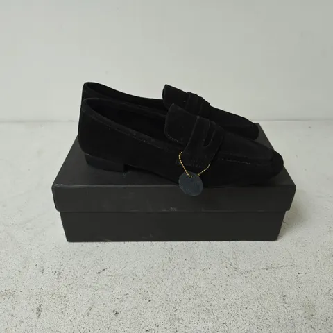 BOXED PAIR OF NV ZOIE SHOE IN BLACK - SIZE 6