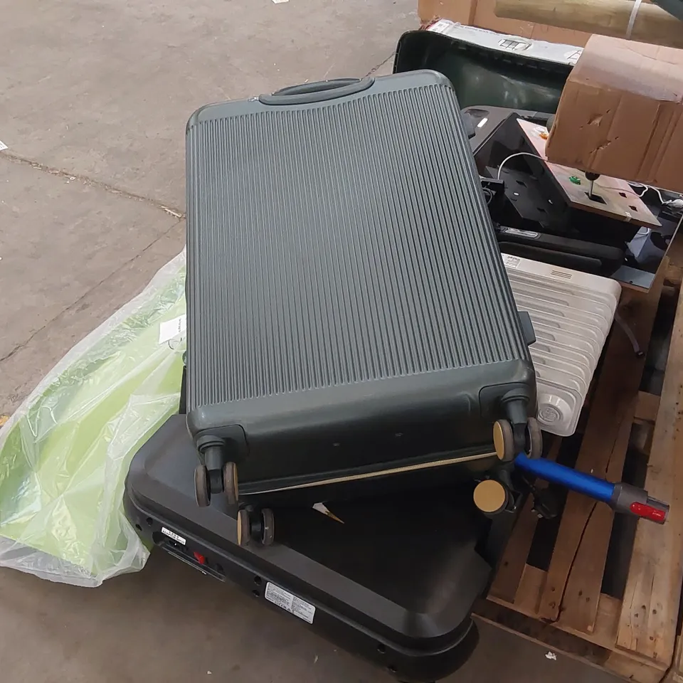 PALLET OF ASSORTED ITEM PARTS INCLUDING: RUNNING MACHINE PART, VACUUM PARTS ECT