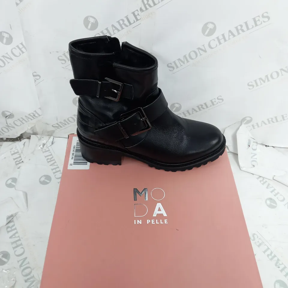 BOXED PAIR OF MODA IN PELLE CORNELLE BLACK LEATHER BOOTS - UK 6