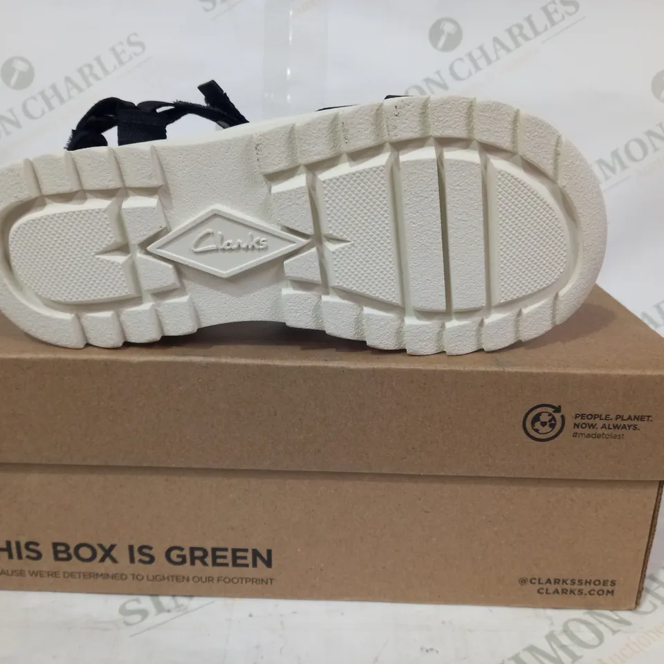 BOXED PAIR OF CLARKS DASHLITE CROSS OPEN TOE SANDALS IN BLACK UK SIZE 5.5
