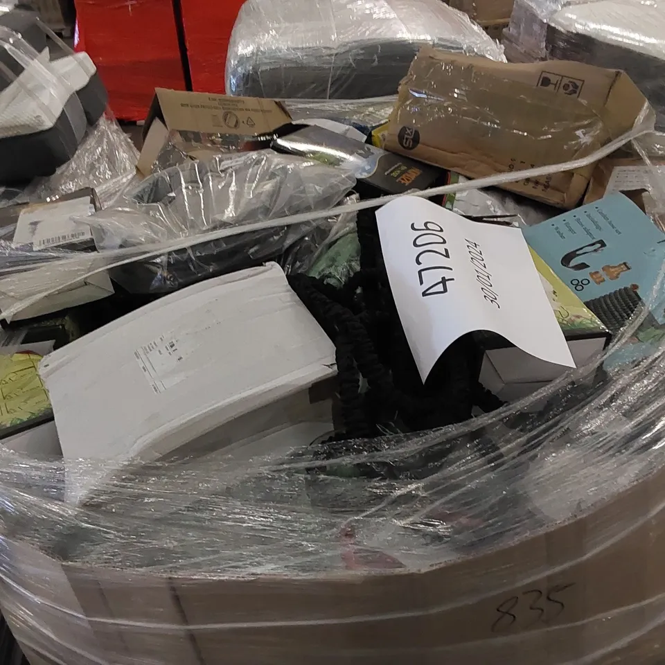 PALLET CONTAINING A LARGE ASSORTMENT OF GARDEN HOSE PRODUCTS