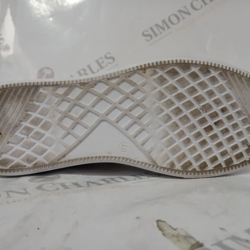 PAIR OF TED BAKER SHOES IN WHITE UK SIZE 7