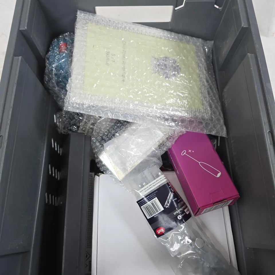 APPROXIMATELY 15 ASSORTED HOUSEHOLD PRODUCTS TO INCLUDE PLASTIC PLANT POTS, BLOOME OVAL AIR AROMATIC BEADS AND PRISM CISTERN TOILET BLOCKS