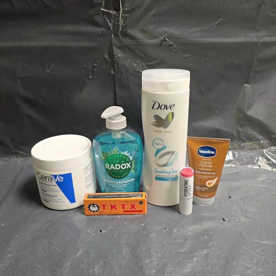 APPROXIMATEY 20 ASSORTED HEALTH AND BEAUTY PRODUCTS TO INCLUDE - DOVE BODY LOTION - RADOX HAND WASH AND HYDRATING LIPSTICK
