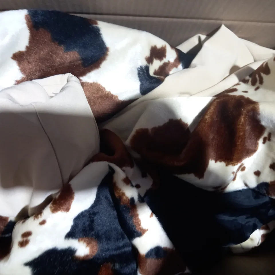 BOX OF APPROXIMATELY 10 ASSORTED CLOTHING ITEMS IN VARIOUS STYLES AND SIZES TO INCLUDE COZEE HOME, D & CO, MR MAX, ETC