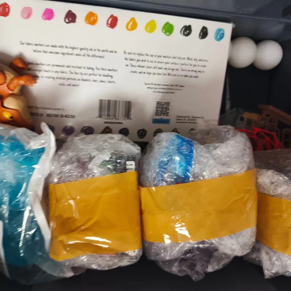 APPROXIMATELY 10 ASSORTED TOYS AND GAMES TO INCLUDE OMBRE DUMPLINGS, POKEMON LINE ART, ETC