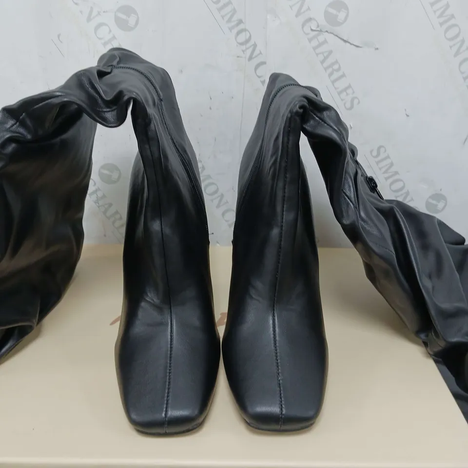 BOXED PAIR OF PUBLIC DESIRE KNEE HIGH ZIPPED BOOTS SIZE 7