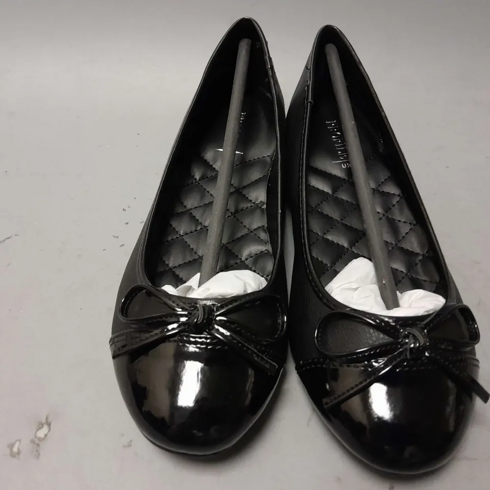 APPROXIMATELY 12 TOE CAP BALLERINA PAIRS IN BLACK - SIZE 3