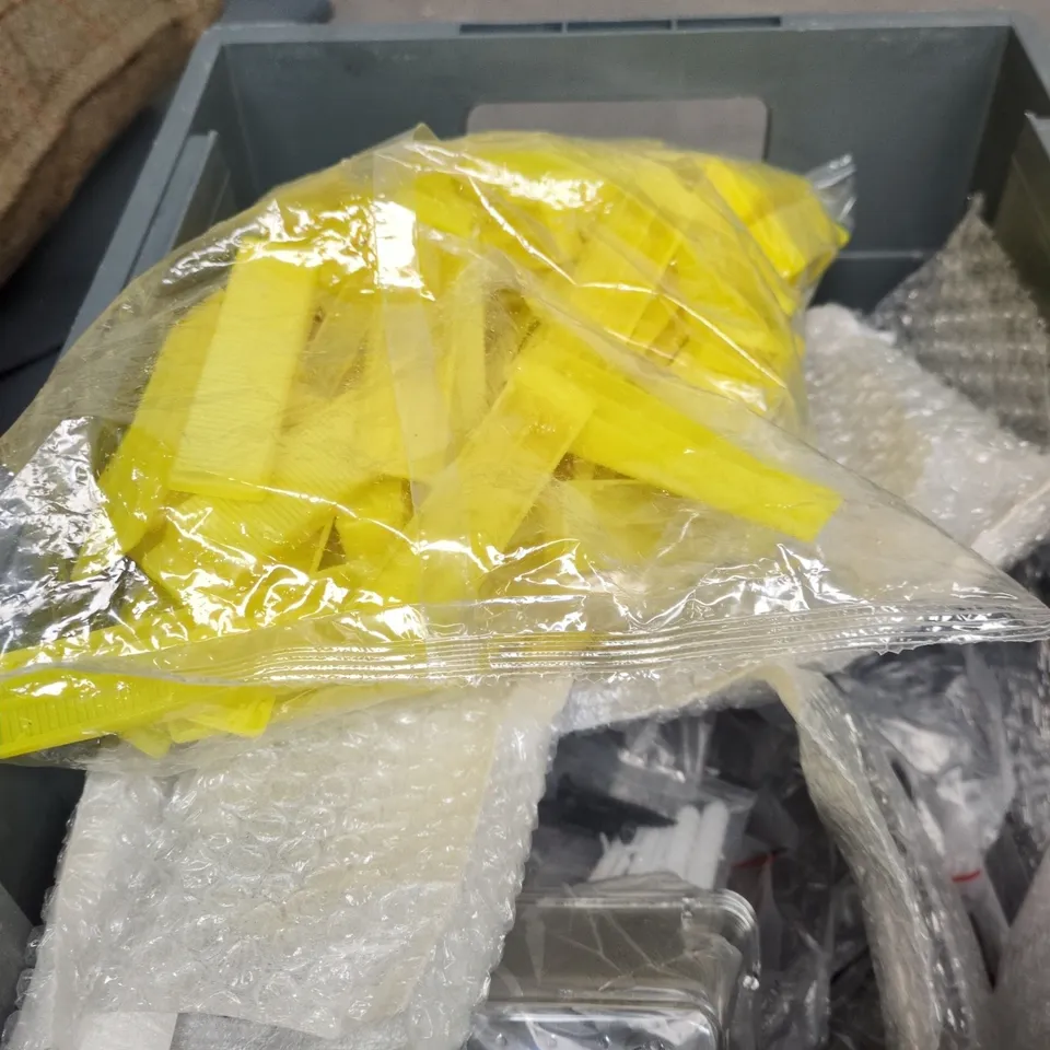 APPROXIMATELY 15 ASSORTED HOUSEHOLD PRODUCTS TO INCLUDE A SKILLET, DRINKS BOTTLE AND A STAPLE GUN