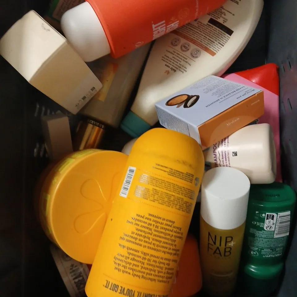 APPROXIMATELY 20 ASSORTED HEALTH & BEAUTY PRODUCTS TO INCLUDE SHEGLAM GLITTER SET, BODY OIL, FAITH IN NATURE HAND WASH ETC 