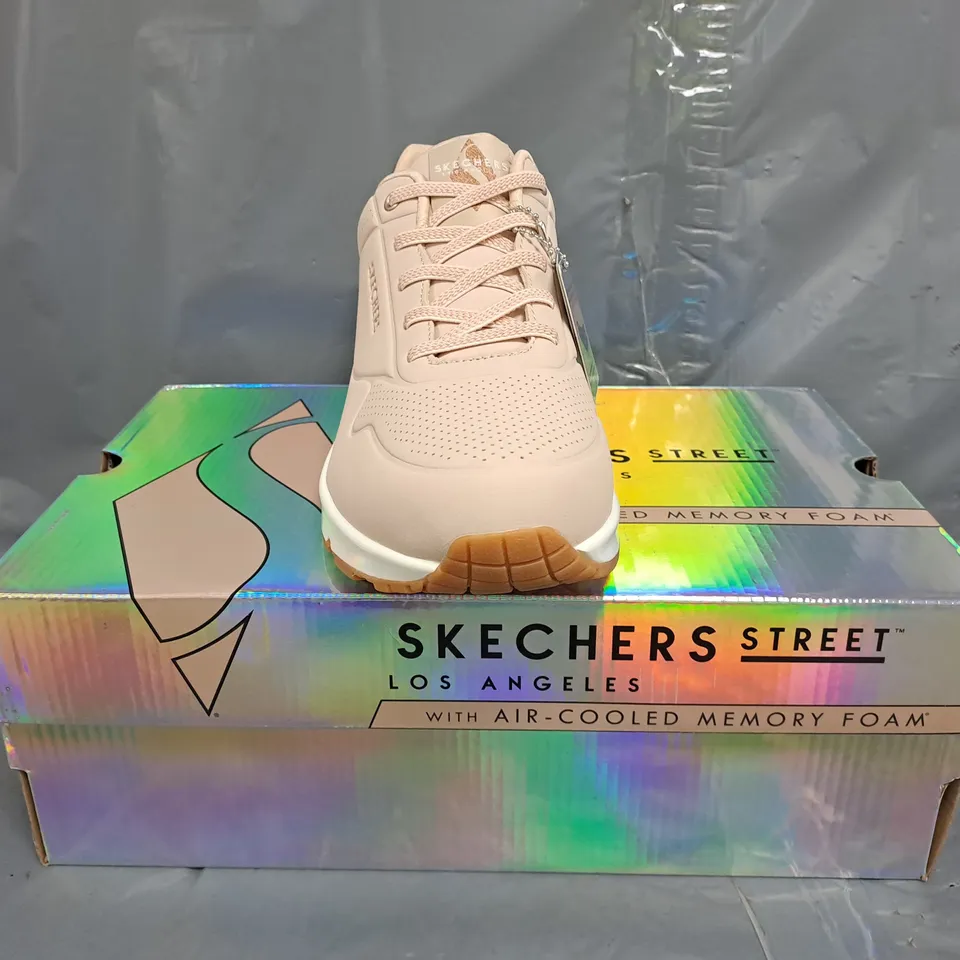 BOXED PAIR OF SKECHERS WOMEN'S SHOES IN PALE PINK/ROSE GOLD SIZE UK 7