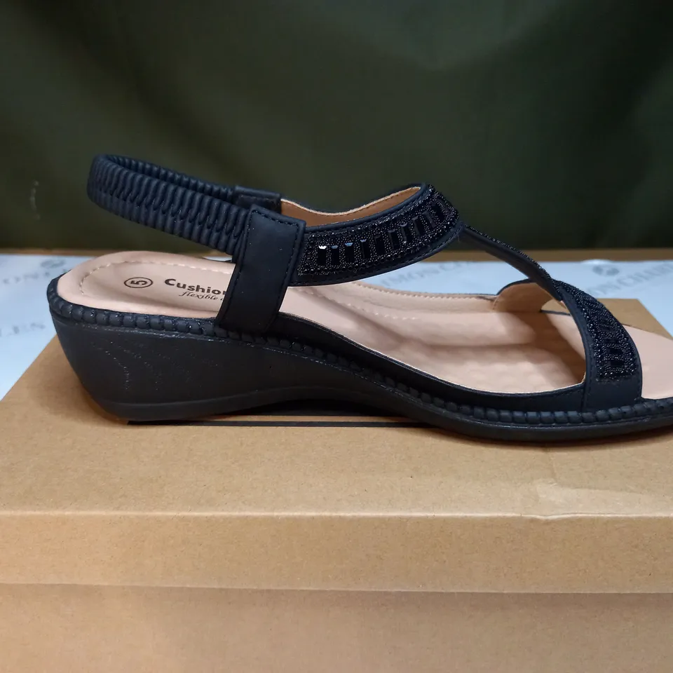 BOXED CUSHION WALK OPEN TOE PLATFORM SANDALS - SIZE 5