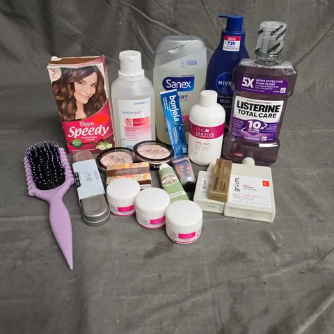 APPROXIMATELY 20 ASSORTED HEALTH & BEAUTY PRODUCTS TO INCLUDE - LISTERINE MOUTHWASH - NIVEA BODY LOTION - GRUUM CALMING SPRAY - ETC
