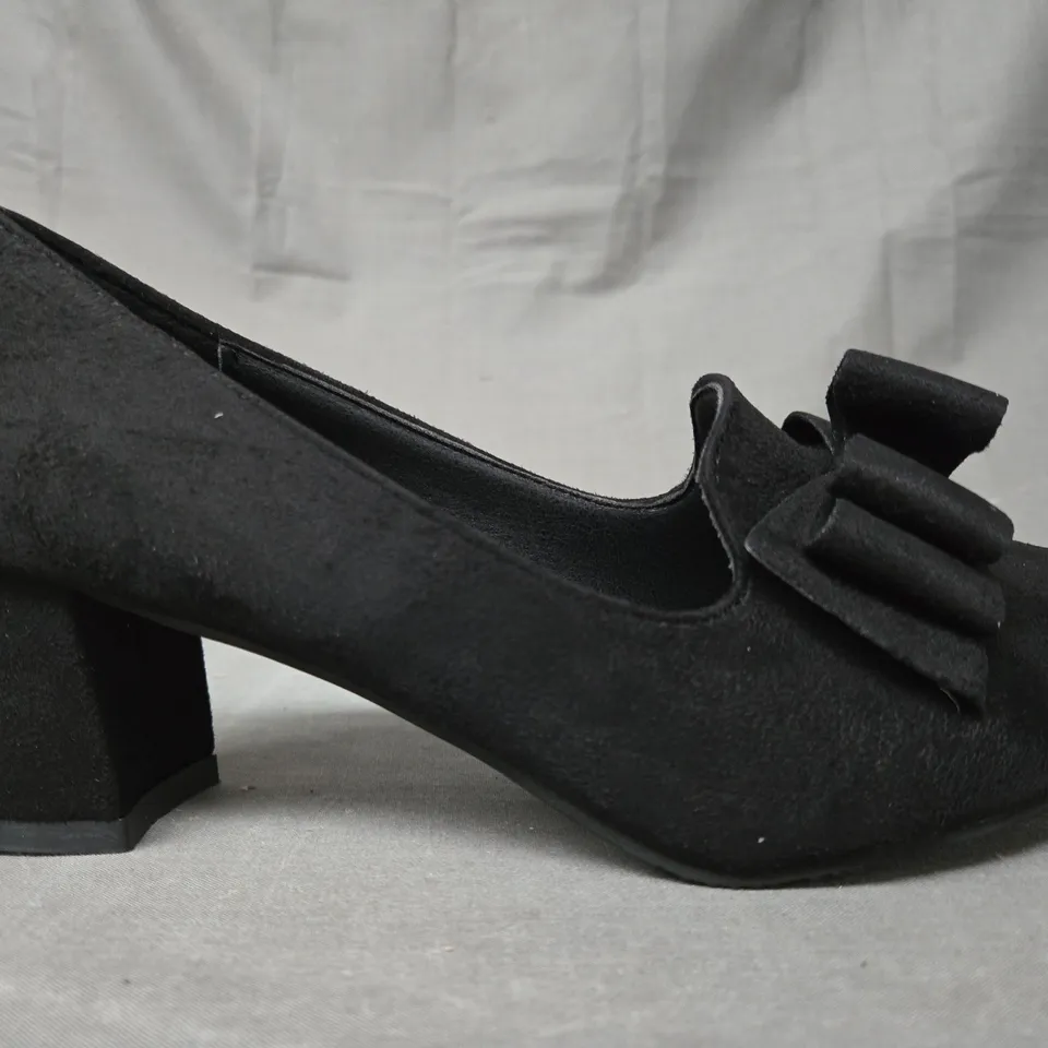 BOXED PAIR OF UNBRANDED CLOSED TOE BLOCK HEEL SLIP-ON SHOES IN BLACK W. BOW DETAIL EU SIZE 40