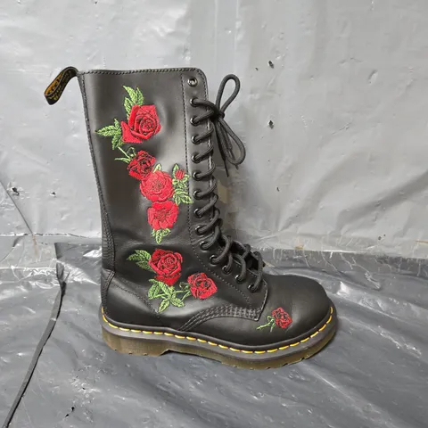 UNBOXED PAIR OF DR MARTENS THE ORIGINAL ROSE STITCH BOOTS IN BLACK - UK 4