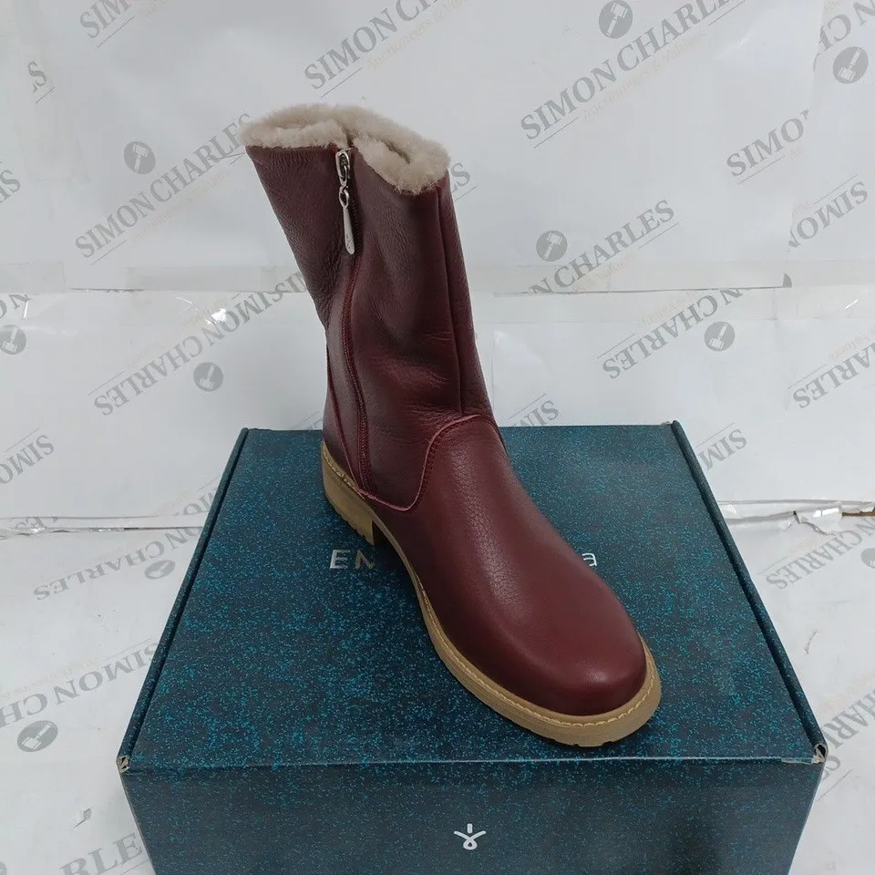 BOXED PAIR OF EMU AUSTRALIA KERIE LEATHER BOOTS IN CLARET - UK SIZE 9