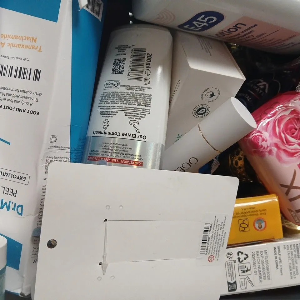 APPROXIMATELY 20 ASSORTED COSMETIC ITEMS INCLUDING VARIOUS MAKES AND BRANDS - COLLECTION ONLY