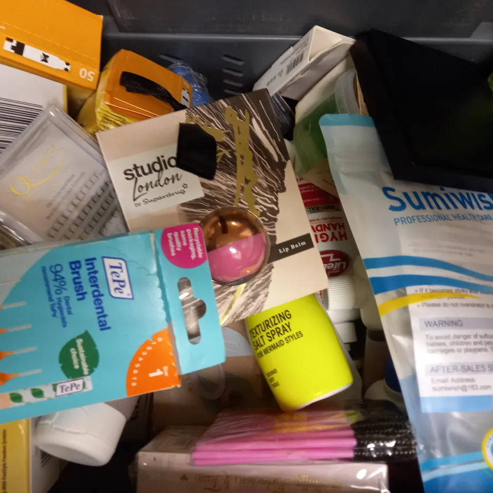 LOT OF APPROXIMATELY 20 ASSORTED HEALTH & BEAUTY ITEMS, TO INCLUDE LOTUS HAIR TREATMENT, CHAMPNEY'S AWAKENING DUO, NIVEA GLOW MOUSSE, ETC