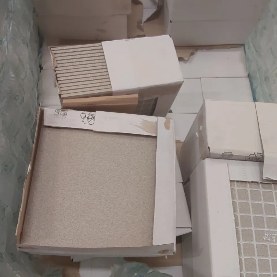 PALLET CONTAINING APPROXIMATELY 400x 30 x 30cm TILES