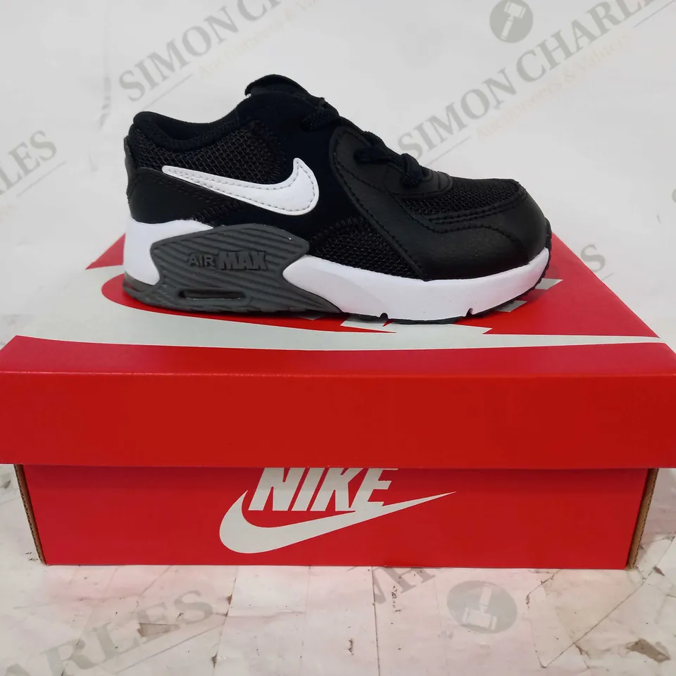 BOXED PAIR OF NIKE AIR MAX EXCEE CHILDREN'S TRAINERS IN BLACK/WHITE UK SIZE 8.5