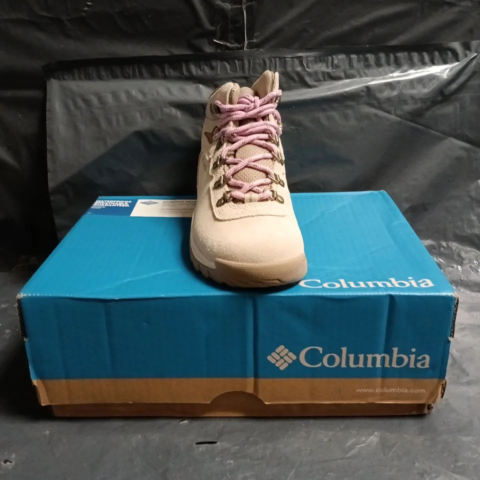 BOXED PAIR OF COLUMBIA WOMEN'S NEWTON RIDGE ANKLE BOOTS IN CREAM/TAN SIZE UK 3