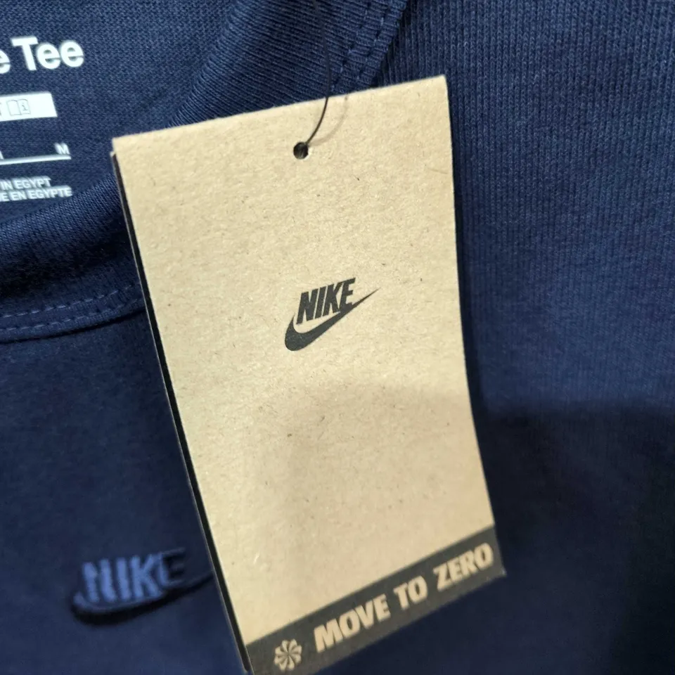 NIKE THE NIKE TEE NAVY T-SHIRT – SIZE M