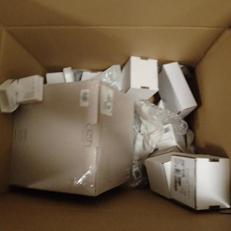BOX OF APPROX 15 ITEMS INCLUDING WALL LIGHT, WIRED APPLE AIRPODS AND BELKIN POWER BANK