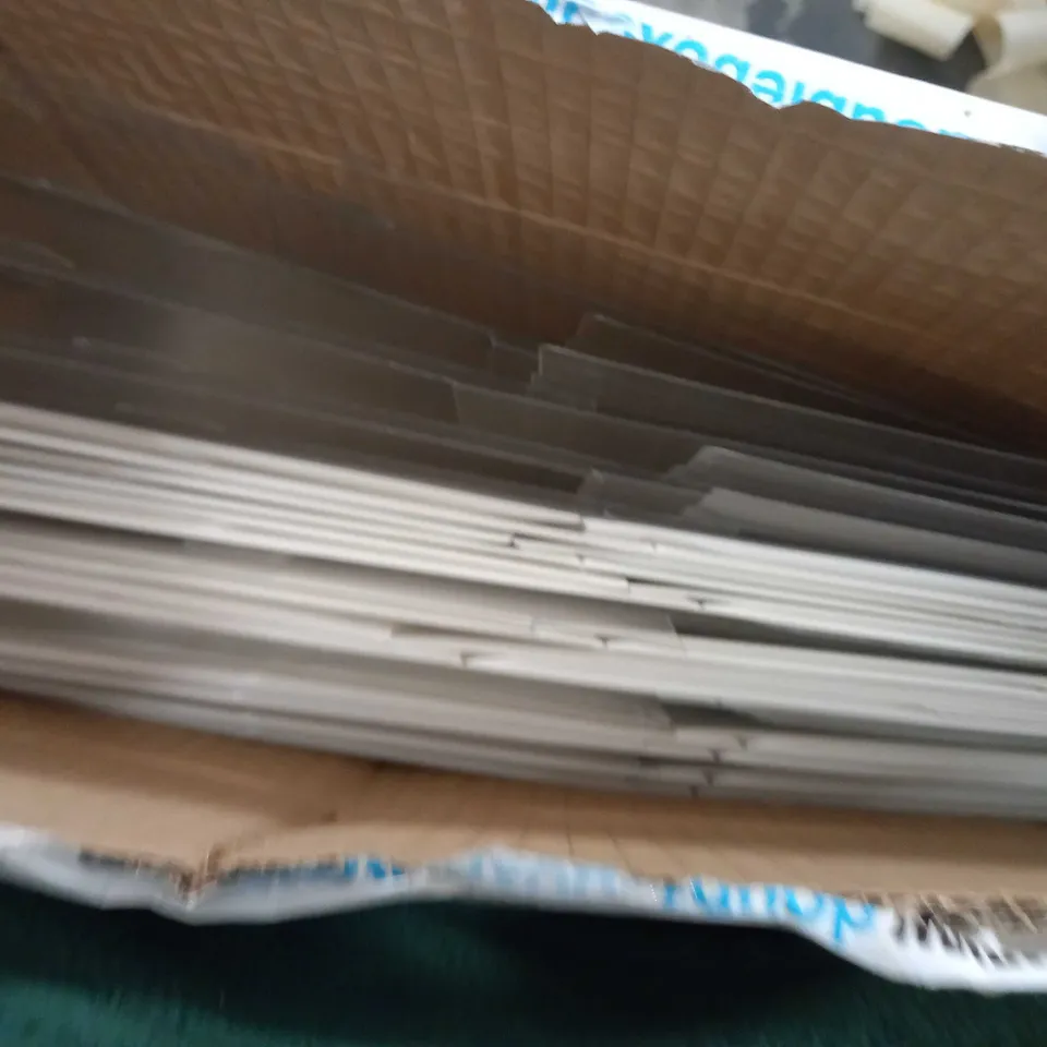 LOT OF APPROXIMATELY 20 CLEAR GIFT BOXES - 33X23X23CM