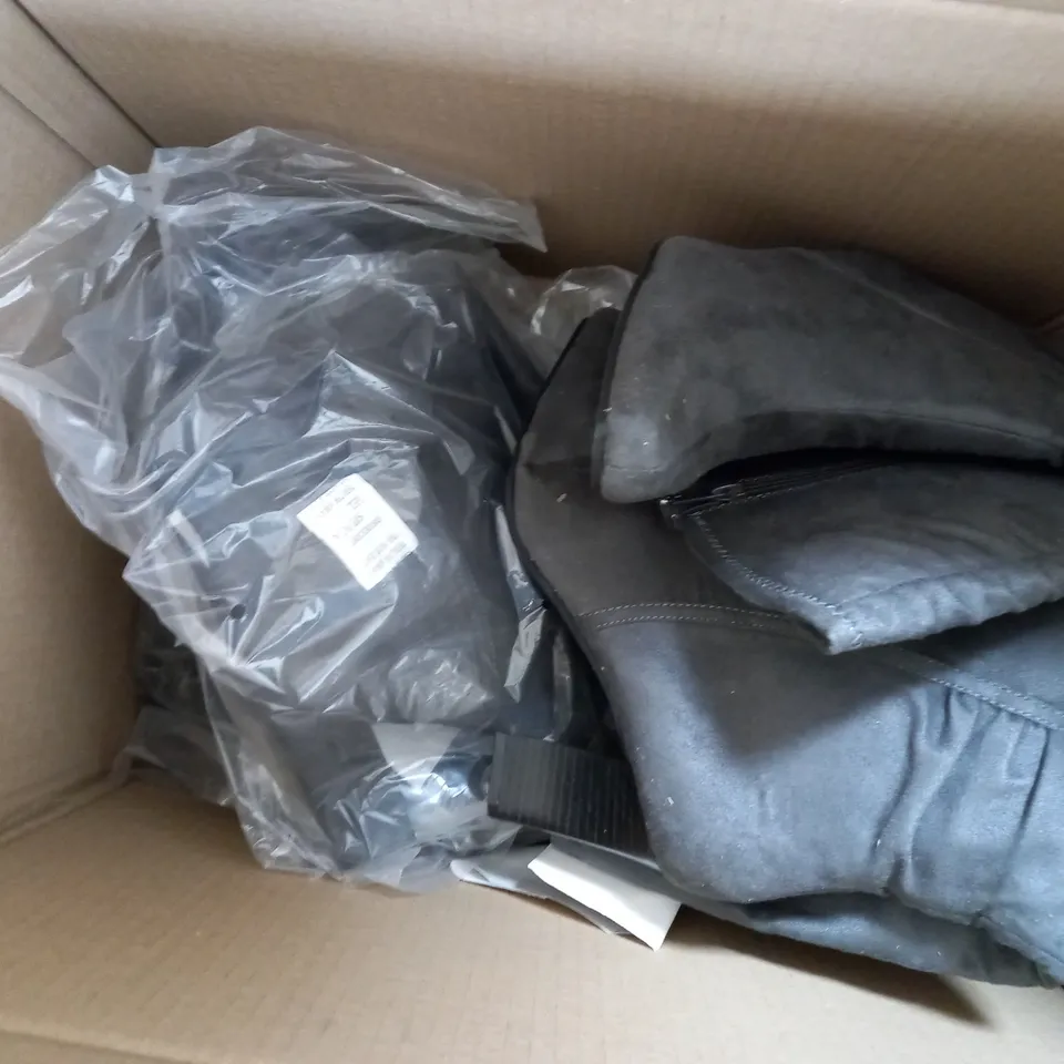 5 PAIRS OF CALF LENGTH HEELED SHOES SIZE UNSPECIFIED 