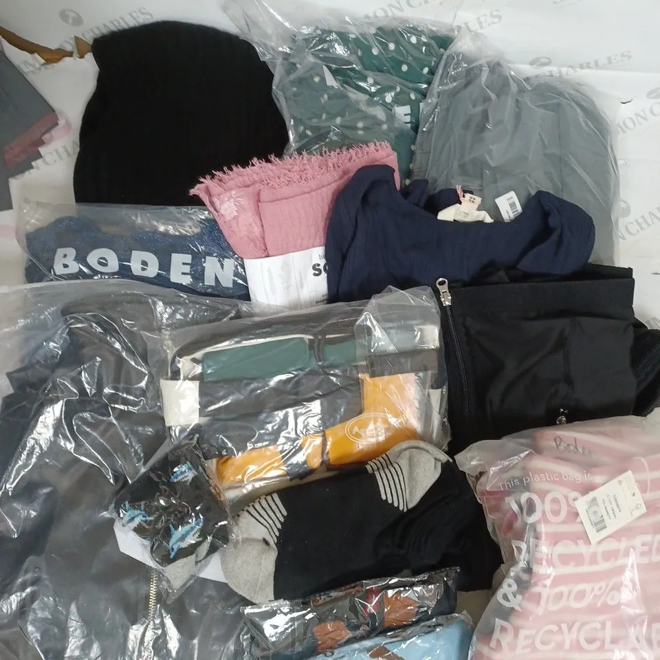 BOX OF APPROXIMATELY 25 ASSORTED CLOTHING ITEMS TO INCUDE - BAG, DRESSES, SOCKS ETC